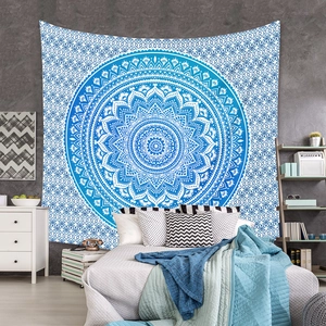 Détail d'une tapisserie mandala bleu et blanc avec motif géométrique complexe sur tissu