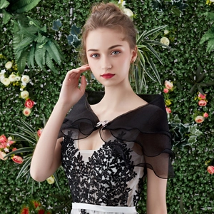 Detalle de chal de novia en tul negro con volantes y bordados de encaje elegante
