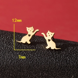 Boucles d'oreilles chat asymétriques dorées avec détail cœur creux, taille 12mm