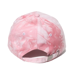 Dettaglio del cappello tie-dye con fibbia metallica regolabile e cuciture traspiranti