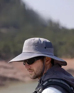 Détail du chapeau de soleil gris foncé avec maille respirante et broderie de sport