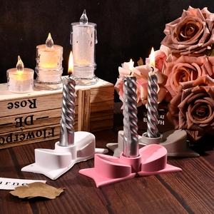 Schleifen Kerzenhalter Set in Weiß Rosa und Grau mit eleganten Spiralkerzen im Wohndesign