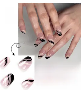 Dettaglio di unghie finte corte con linee ondulate bianche e nere su base naturale