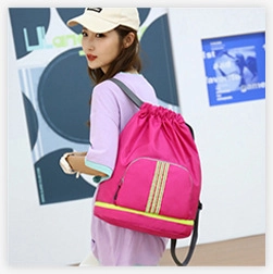 Dettaglio dello zaino a sacco fucsia con striscia riflettente e chiusura a coulisse sportiva