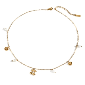 Collier élégant en acier doré avec des charms cerise, rose, cœur et des perles