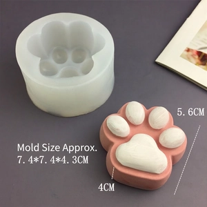 Detailed size view of cat paw silicone mold with 7.4x7.4x4.3cm outer diameter