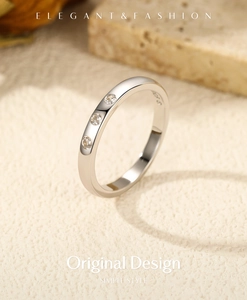 Vue macro de la bague en argent sterling S925 polie avec trois pierres de zircon clair