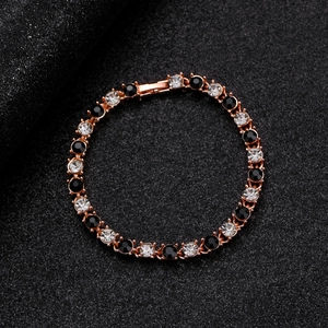 Détail du bracelet tennis en or rose avec zircons noirs et blancs alternés