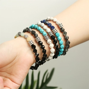 Détails de bracelets en perles de pierres naturelles taillées et bagues en cristal