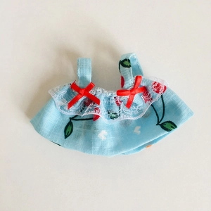 Blaues Kleid mit Kirschmuster, Spitze und Schleifen für 17cm Plüschpuppen-Anhänger