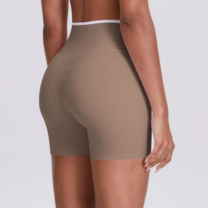 Détail du short de yoga taille haute avec couture arrière en V pour un effet galbant