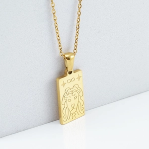 Makroaufnahme des goldenen Löwe-Zodiac-Tarot-Anhängers mit feinen Gravuren und Sternen