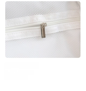 Dettaglio della borsa trucco in rete bianca con design a ribalta e zip in metallo argento