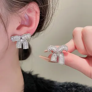 Orecchini a fiocco in argento con zirconi scintillanti e design elegante in micro-pavé