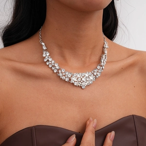 Détail d'un collier ras du cou en strass en forme de V argenté sur un mannequin