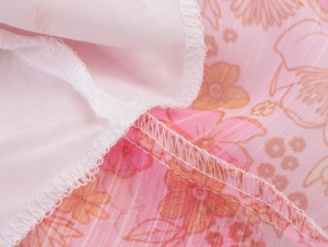 Dettaglio del tessuto in chiffon floreale rosa con finiture di alta qualità sui bordi