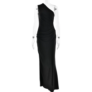 Robe longue moulante noire à une épaule avec détails froncés sur un mannequin transparent