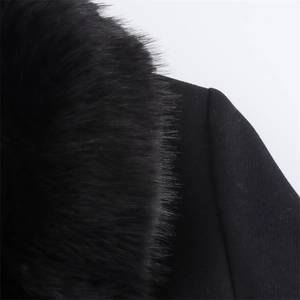 Détail du col en fourrure noire luxueuse sur le manteau cintré en laine pour femmes