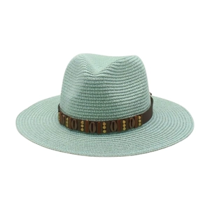 Détail d'un chapeau de paille menthe avec texture tissée et bande décorative perlée