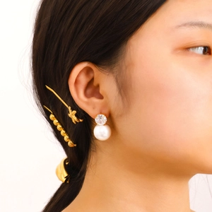 Boucles d'oreilles cœur plaquées or 18 carats avec oxydes de zirconium et perles blanches