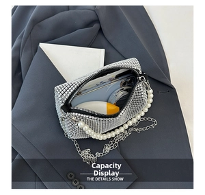 Dettaglio della capacità della mini borsa di strass argento con perle e catena