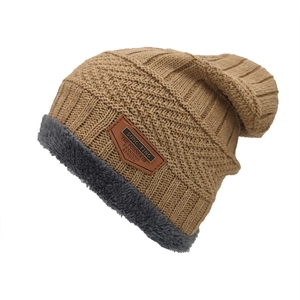 Bonnet en tricot camel d'hiver avec doublure en peluche grise et protège-oreilles