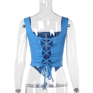 Vue arrière détaillée d'un corset bleu avec laçage croisé et bretelles sur un mannequin