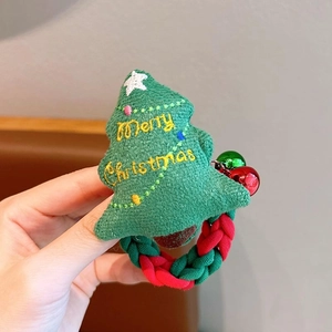 Détail d'un chouchou de Noël avec sapin vert floqué et cloches pour cheveux de filles