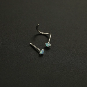 Nasenstecker aus 316L Edelstahl mit Opal in Blau mit geradem und spiralförmigem Stab