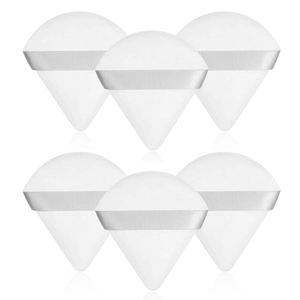 Primer plano del set de 6 borlas de maquillaje triangulares de terciopelo blanco y gris