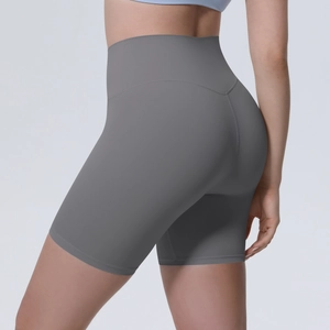 Vue détaillée de la couture arrière en V sur le short de yoga taille haute effet galbant
