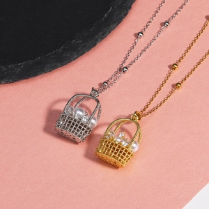 Colliers panier de fleurs en or et argent avec perles et strass sur fond rose élégant