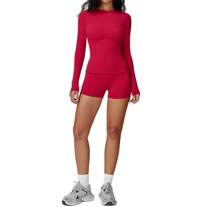 Ensemble de yoga rose rouge pour femme avec haut à manches longues et short gainant
