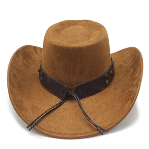Détail d'un chapeau de cow-boy en daim marron avec bande en cuir, rivets et pompons longs