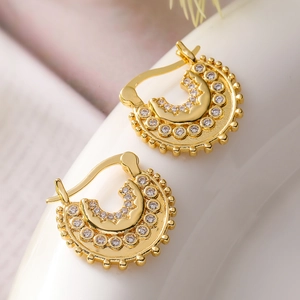 Elegante, 18 Karat vergoldete geometrische Ohrringe mit funkelndem Zirkonia und Perlen
