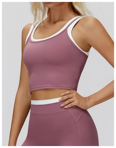 Detail eines rosa-weißen Lagen-Sporttops mit passenden Leggings mit hohem Bund