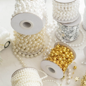 Rouleaux de chaînes de perles colorées en or, argent et blanc pour décoration de Noël