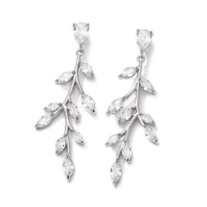Détail de boucles d'oreilles argentées en forme de feuille avec cristaux clairs