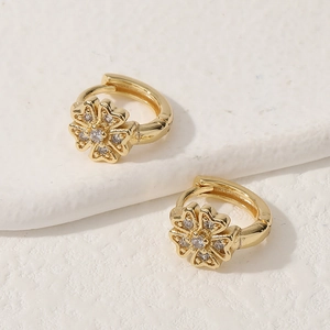 Elegantes pendientes de aro con flores doradas y cristales para un estilo floral