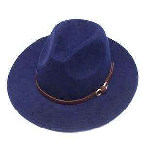 Dettaglio di cappello in lana blu navy con tesa larga e cinturino in pelle marrone e fibbia oro