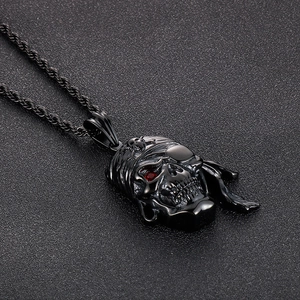 Détail macro du pendentif crâne de pirate vintage avec pierre rouge et chaîne torsadée