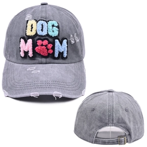 Vues avant et arrière d'une casquette de baseball grise usée avec broderie DOG MOM