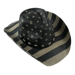 Détail du motif d'étoiles et paille rayée sur chapeau de cowboy avec rivets étoiles