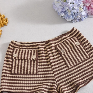 Platliggende gestreepte short met metalen knopen en decoratieve zijzakdetails