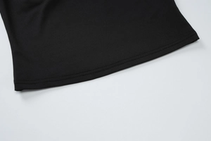 Gros plan de l'ourlet à double couture sur le haut licou noir en jersey de qualité