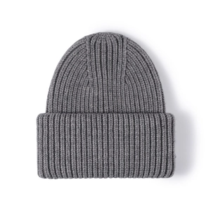 Dicke graue Strickmütze mit Rippenmuster und doppeltem Umschlag für den Winter