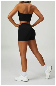 Détail du soutien-gorge de sport dos nu et du short de fitness sans couture à taille haute