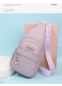 Dettaglio borsa a tracolla in pelle PU lilla con cinturino zigzag e ciondolo a cuore