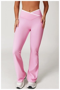 Detail der rosa Schlag-Yogahose mit weißem Crossover-V-Bund und elastischem Sportgewebe