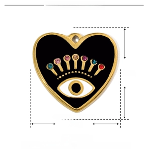 Détail macro du pendentif cœur en acier inoxydable avec émail et strass colorés